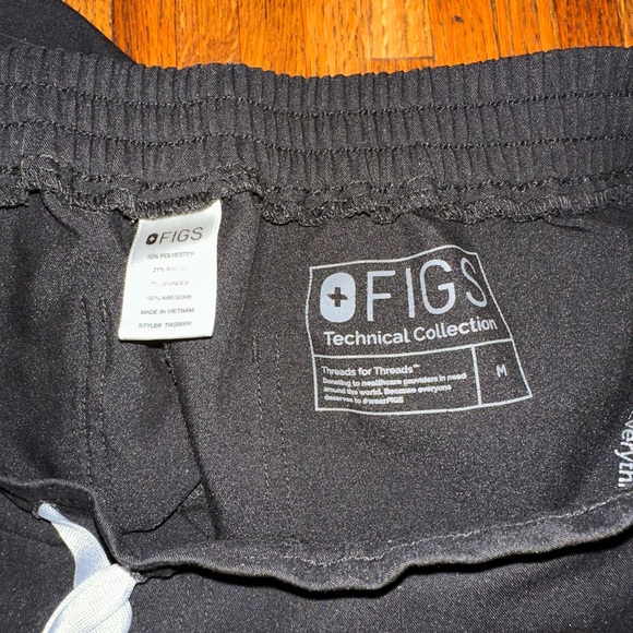 Figs Women's Black Scrub Set - Picture 2 of 6